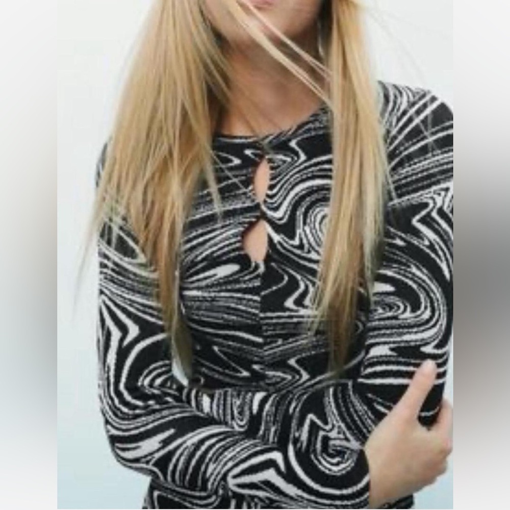 Zara Black and White Abstract Long Sleeve Top